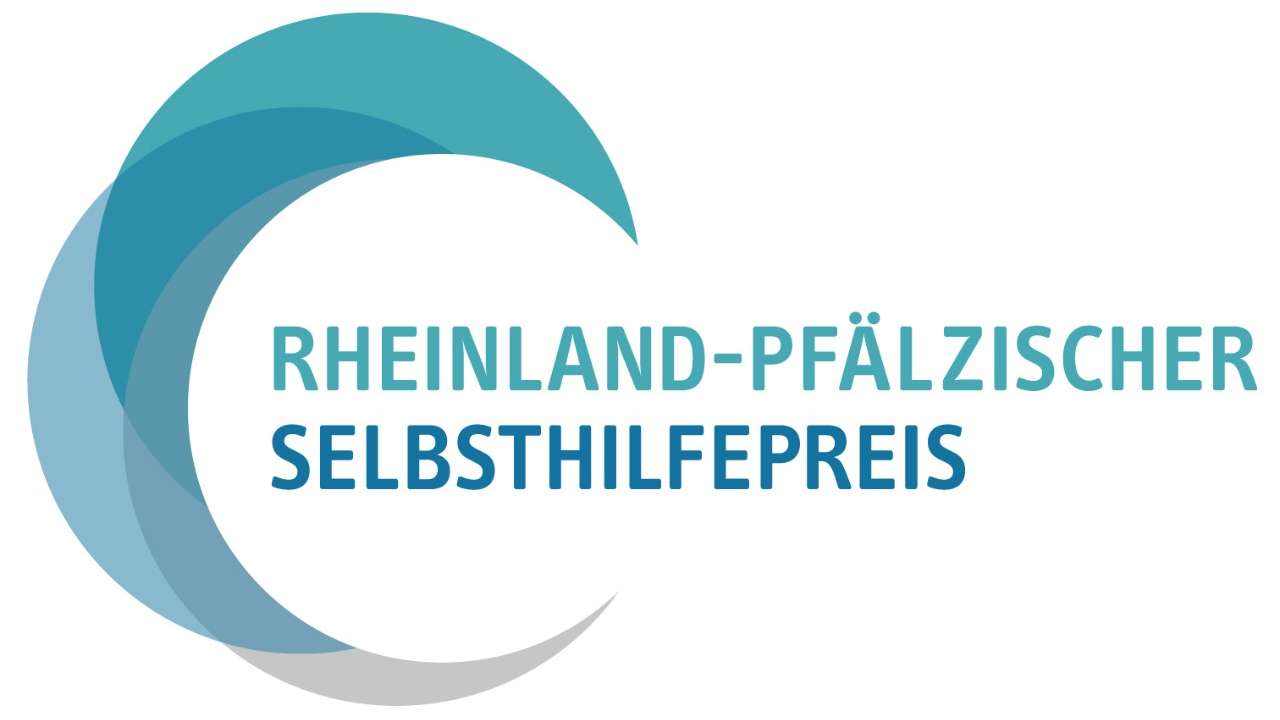 Anmutung des Selbsthilfepreises bestehend aus drei unterschiedlich farbigen Monden