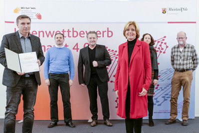 Ministerpräsidentin Malu Dreyer ehrt die Preisträgerinnen und Preisträger des Projekts nina.rotliegend.de