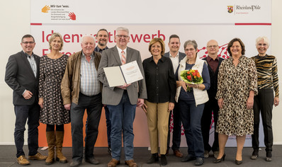 Ministerpräsidentin Malu Dreyer ehrt die Preisträgerinnen und Preisträger des Ehrenamtlichen Teams Bürgerbus Schifferstadt