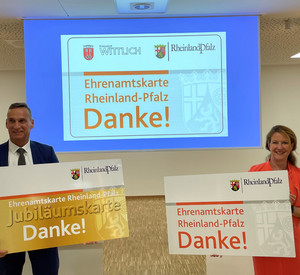 Staatssekretärin Heike Raab und der Bürgermeister der Stadt Wittlich, Joachim Rodenkirch