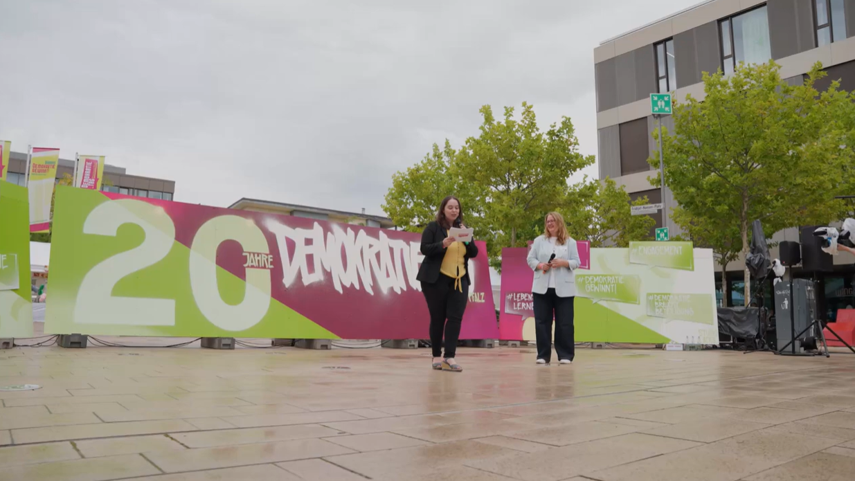 Szene aus der Eröffnung des 20. Demokratie-Tags