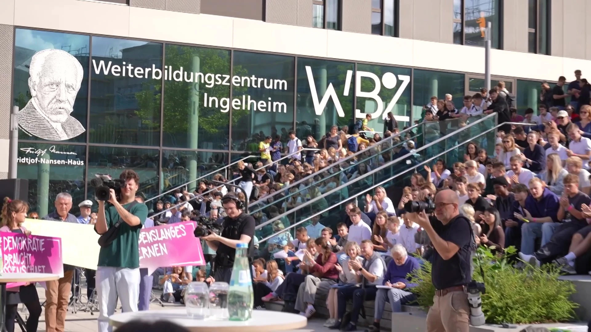 Filmaufnahmen vor dem Weiterbildungszentrum Ingelheim waährend des Demokratietages 2025