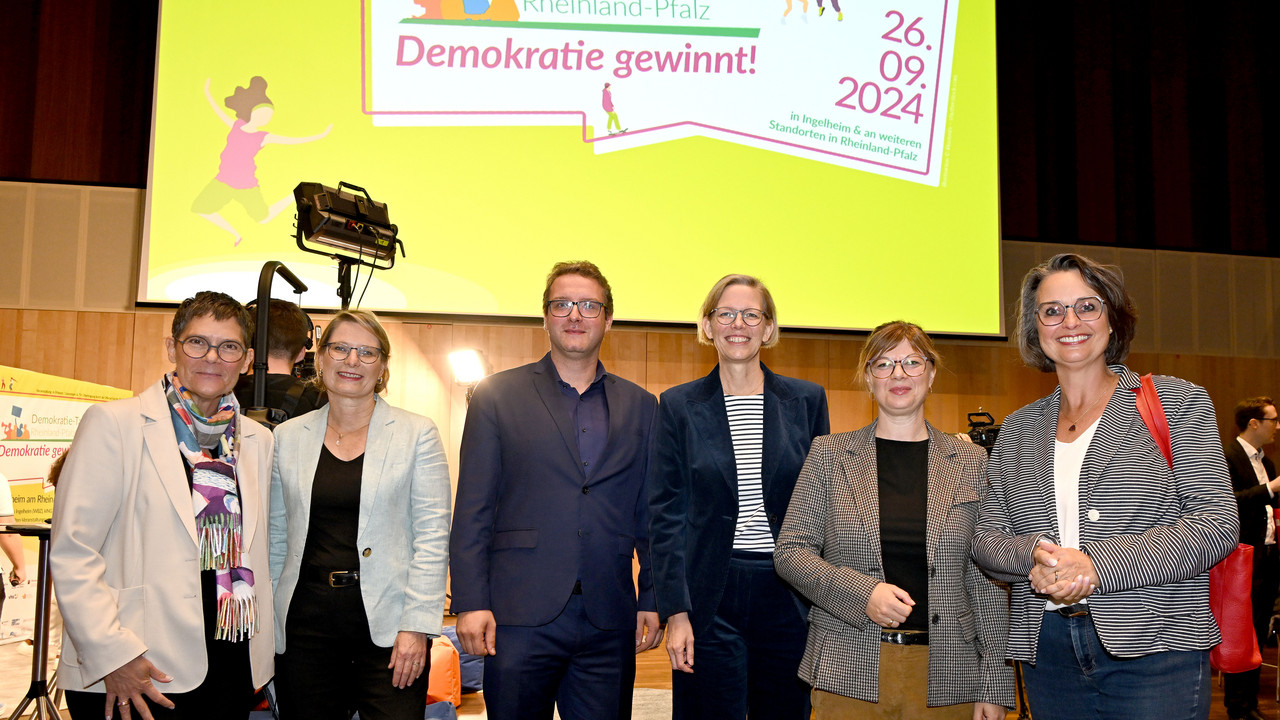 Gruppenfoto mit Bildungsministerin Hubig, Staatssekretär Janosch Littig, Staatssekretärin Petra Dick-Walter, Staatssekretärin Simone Schneider und Staatssekretärin Nicole Steingaß