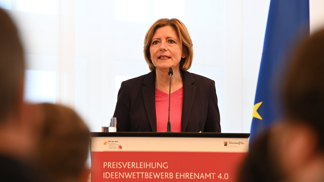 Ministerpräsidentin Malu Dreyer am Redepult anlässlich der Preisverleihung Ideenwettbewerb Ehrenamt 4.0
