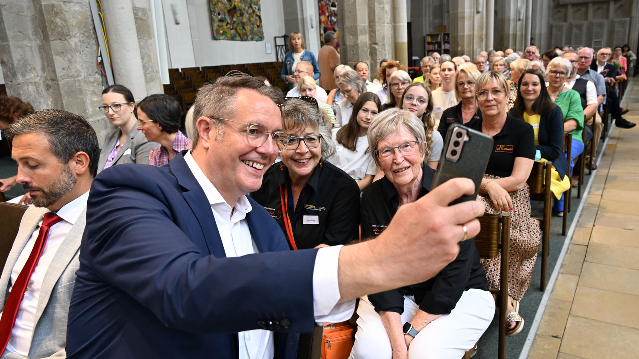 Ministerpräsident Alexander Schweitzer auf seiner Ehrenamtsreise "Starkes Engagement - Starkes Land: Ministerpräsident Alexander Schweitzer trifft Ehrenamt". Hier bei einem gemeinsamen Foto mit Bürgerinnen.