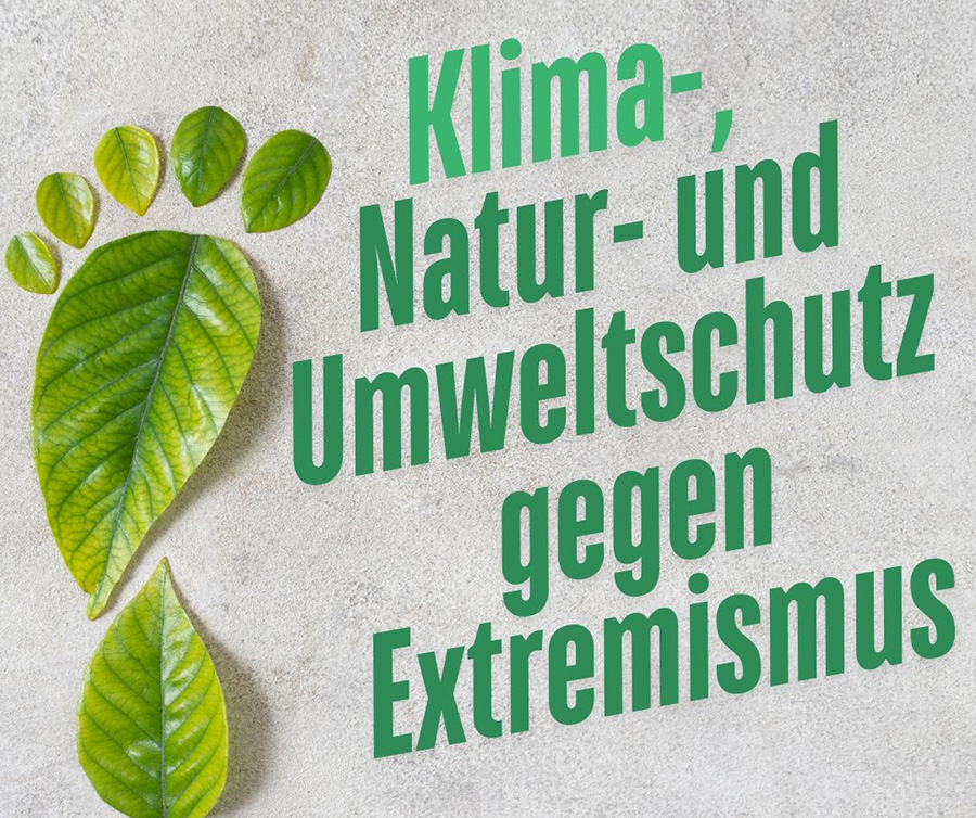Fußabdruck aus Laubblättern neben dem Text: „Klima-, Natur und Umweltschutz gegen Extremismus“.